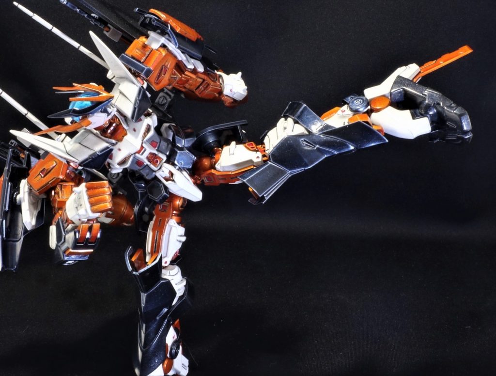 ポージング④: GNヒールブレードでの後ろ回蹴り。このポージングでも自立できる安定性。