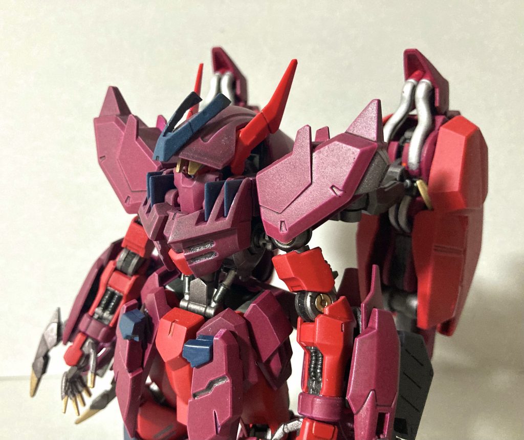 上半身ラミネートコート。肩およびフロントスカートの追加装甲はフェイクニューユニットから。背中のコンテナパーツはセラヴィーガンダムシェヘラザードの脚部、中身をくり抜いています。