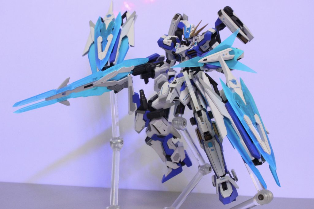 バックパックに搭載された2対のシールドビットで、6基のソードビットを専用ラックに組み込むことで構成。