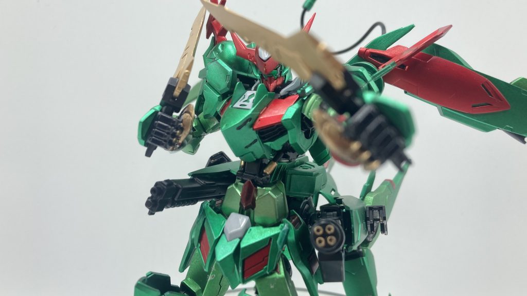 元の機体以外で1つだけ追加しているのが後方ガンダムフレームの腕部分に、ショットガンとマシンガンを追加していますショットガンはケンプファーのものを、マシンガンは余剰である第1形態の腕を改修、青枠のTAのマシンガンを取り付けています