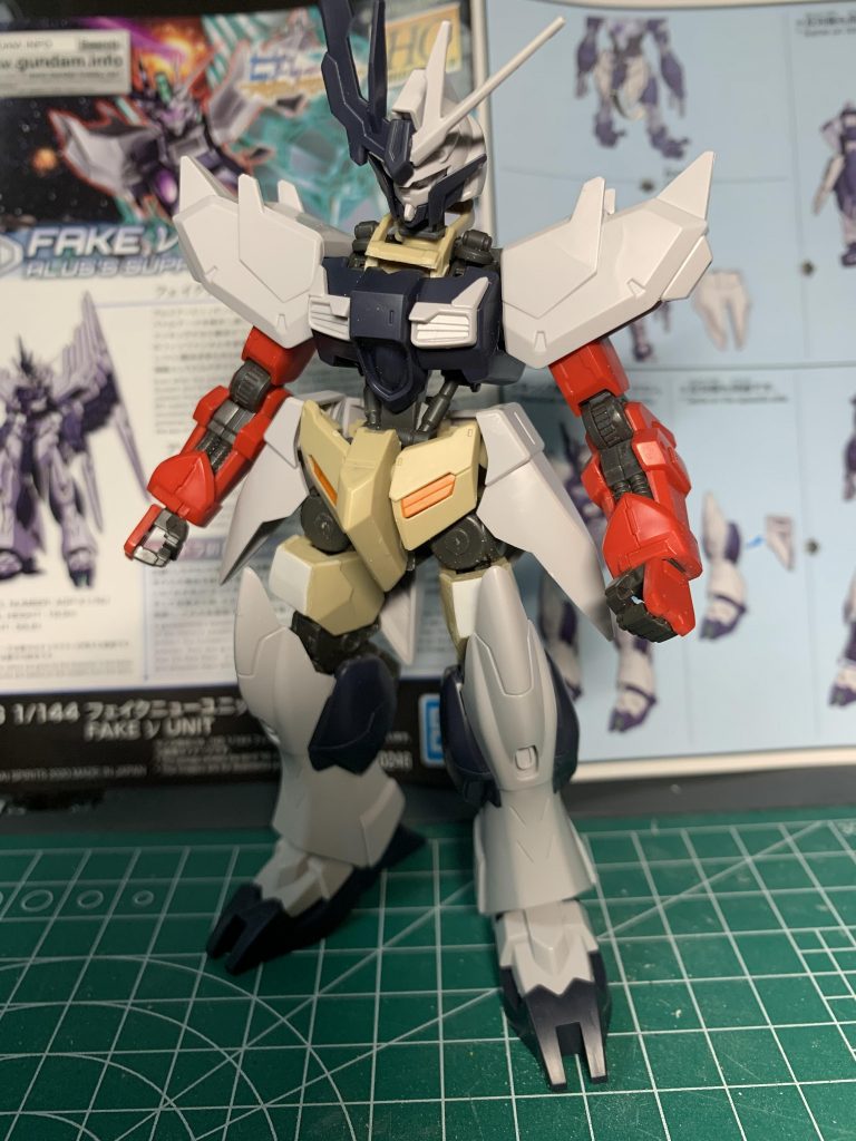 「フェイクνのガワを被せよう!」と!ふくらはぎの部分はガンダムフレームに干渉するので、加工して両腰のアーマーにしました。