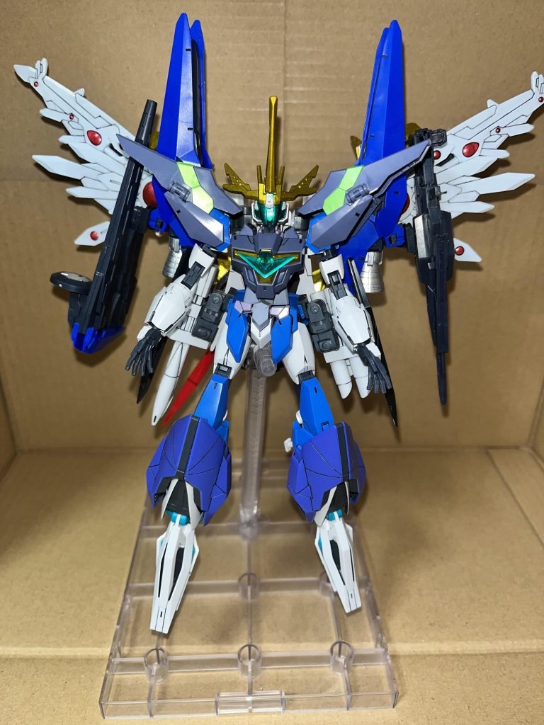 アーマー装備状態正面アースアーマーを芯にして各機体のパーツを取り付けています。オリジナルのリライジングガンダムの雰囲気を残したかったので部分塗装のみに留めて大きく色は変えていません。