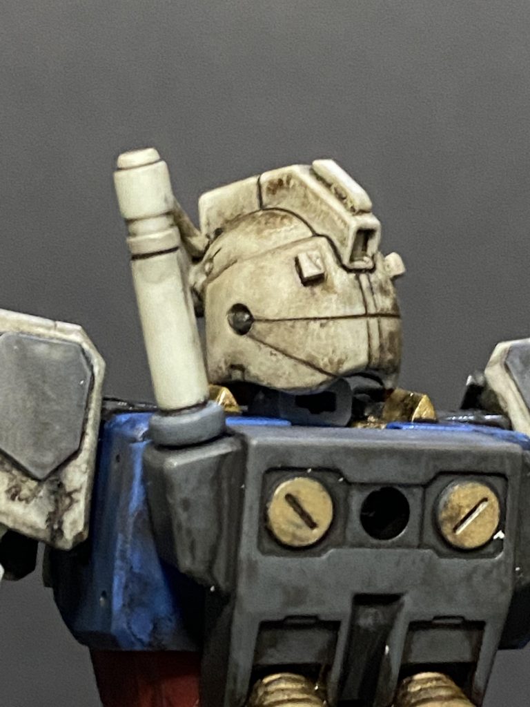 頭のトサカ(？)の部分と後ろ頭にランナープラ板でディテールアップ。顔の横の丸モールドも、穴を開けてグレーのランナーをライターで溶かしてむにゅっと。