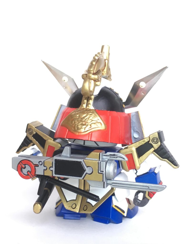 塗装はガンダムマーカーエアシステム。髭部分が前に出過ぎだったので、切削して奥に。その他パーツは特に整形なし。両足は首からの骨組みパーツで繋がっているため、胴体が正対したまま、右足を後、左足を前といった動きが可能。左足を踏み出した箱絵のポーズが可能になりました。