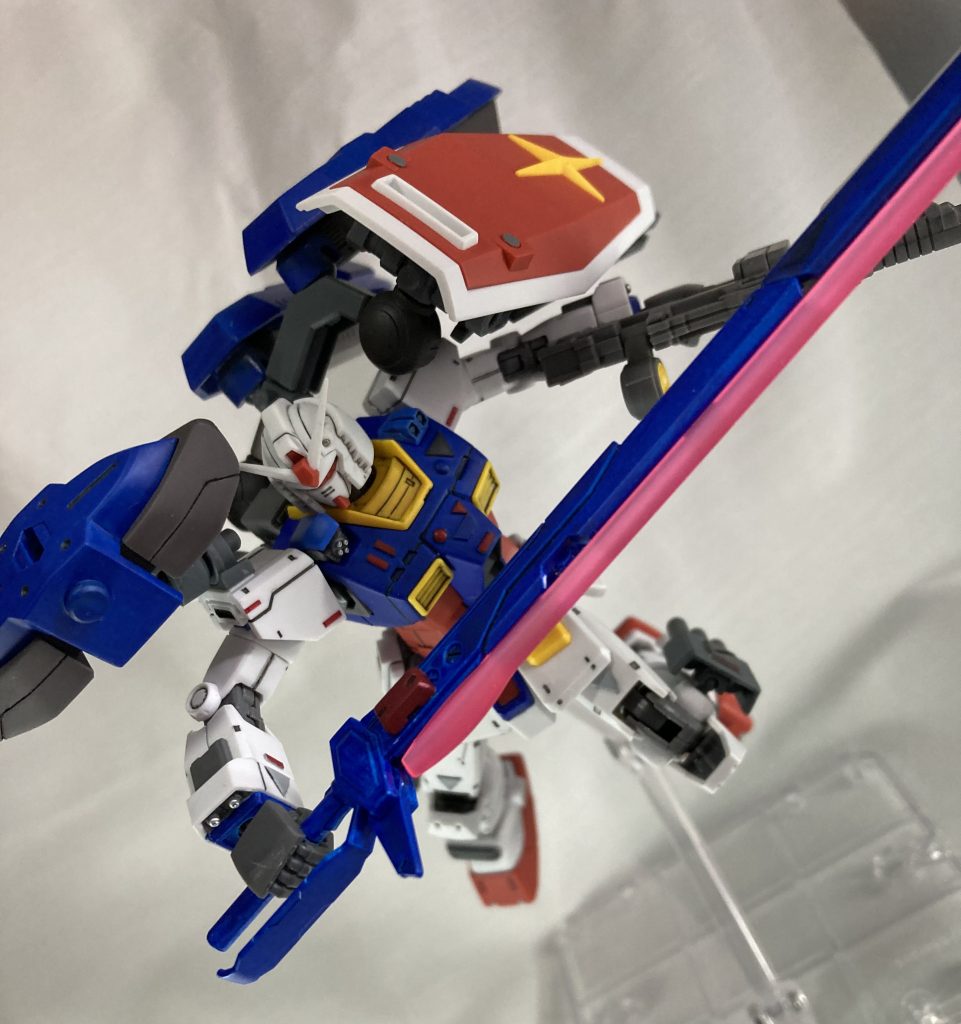 超大型ビームサーベルデカいソードはだいたい強い、背中にマウントしておく巨大なビームサーベル(実体刃付き)肩にあるのはシールドウイングのある左半身に対してガラ空きな右半身を最低限ガードしつつこの超大型ビームサーベルを振り回すのに邪魔にならない程度のサイズにした小型シールド