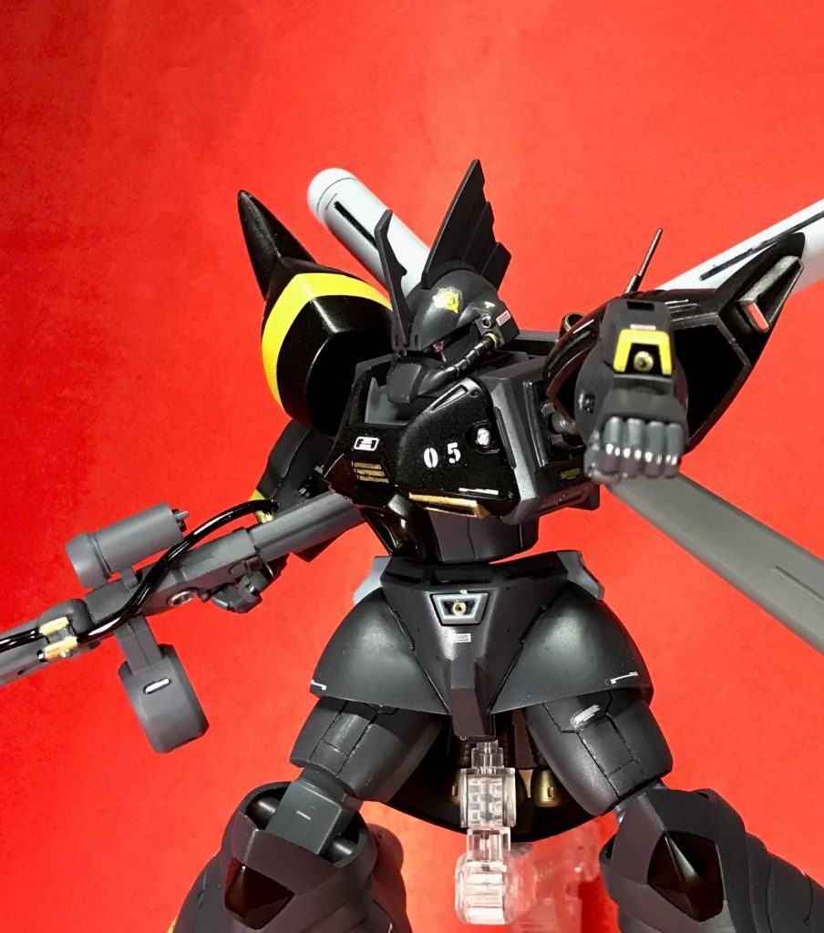 モノアイはHアイズを両面テープでくっつけているだけなので手軽に好きな場所に持ってくる事ができます😊 撮影中、何回Hアイズがピンセットから吹き飛んだ事か。。