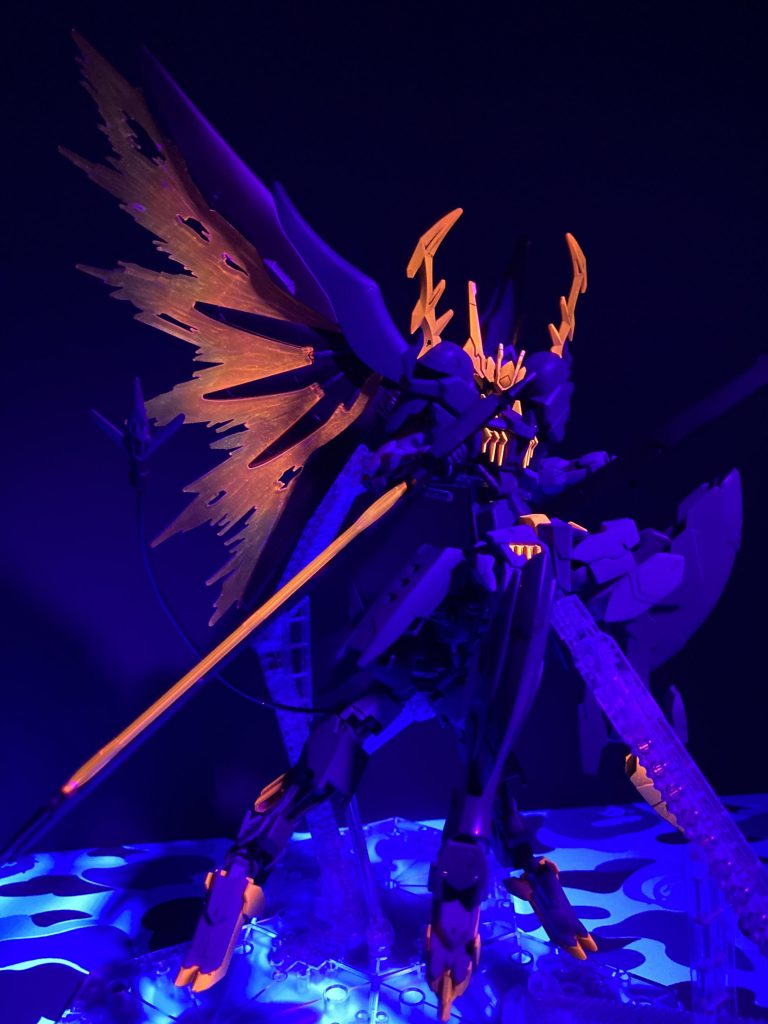 赤色部分は　黒サフ→部分的にジュラルミンシルバー→クリアルージュでグラデーション+キャンディ塗装（出来たかわからない笑）→蛍光レッドを肩・足部等はグラデーション風に塗装しています。濃紫色部分は　紺色→クリアパープルで成型色風に。薄紫色部分は　グレーサフ+青+赤+白で調色し一部濃紫色パーツとの中間色を作るためにクリアパープルを塗装しています。フレームのパイプ部分等にはシタデルカラーのゴールドとシルバーを使用しています。