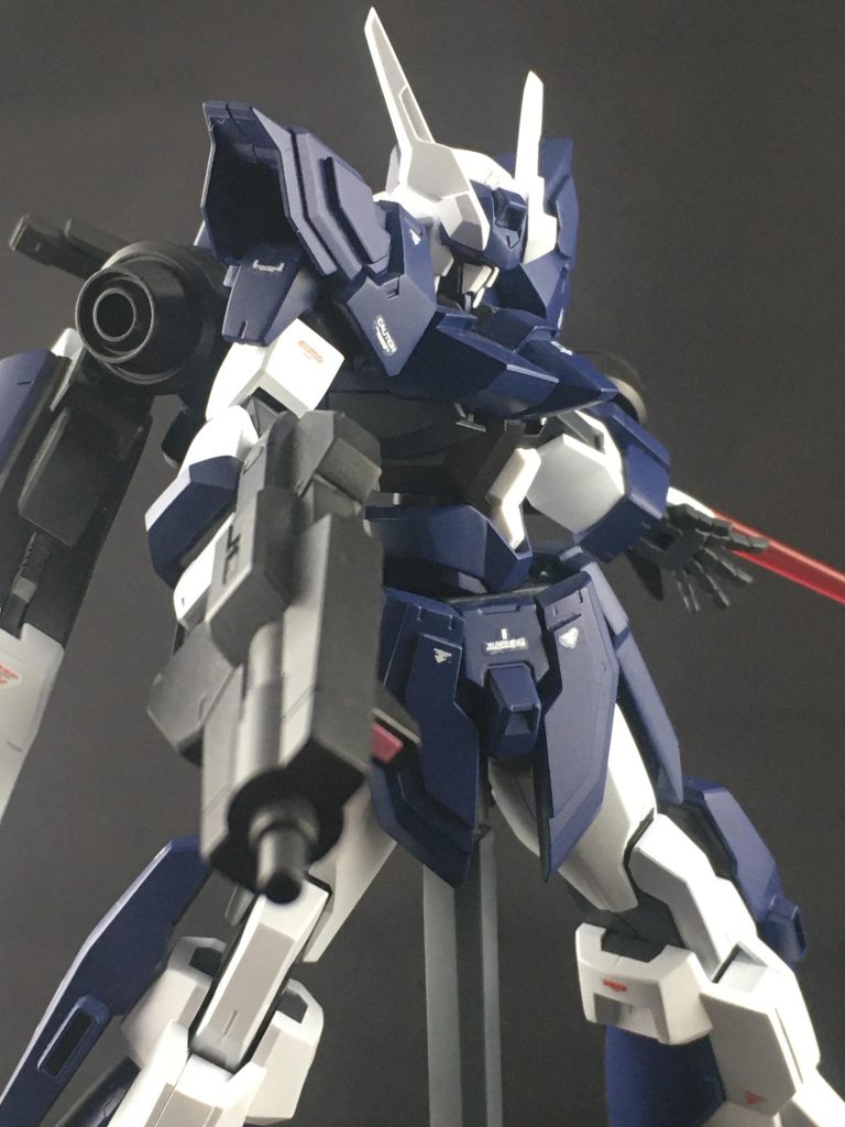 名前の「ZERO」は、もし自分がガンプラバトルをするなら大好きなFXを使いたい、だけど自分にはファンネルなんか使えなさそう…というXラウンダー専用機を自分用にダウングレードさせてるという意味のゼロ手持ちライフルだけでは火力が足りないだろうからグラストロランチャー、ビームサーベル落とそうがホルダーが武器になるサーベルホルダー、シールドを持ちたくないので増加装甲を追加、増えた装甲の為の脚部のフレキシブルなバーニアなどなど徹底的にぶっ壊れ設定を付けずに、ガンプラバトル用としてリアリティが出るように作ってみました、でもFXバーストしたらサーベルホルダーからクソ長ビームだしてぶんぶんして欲しい…