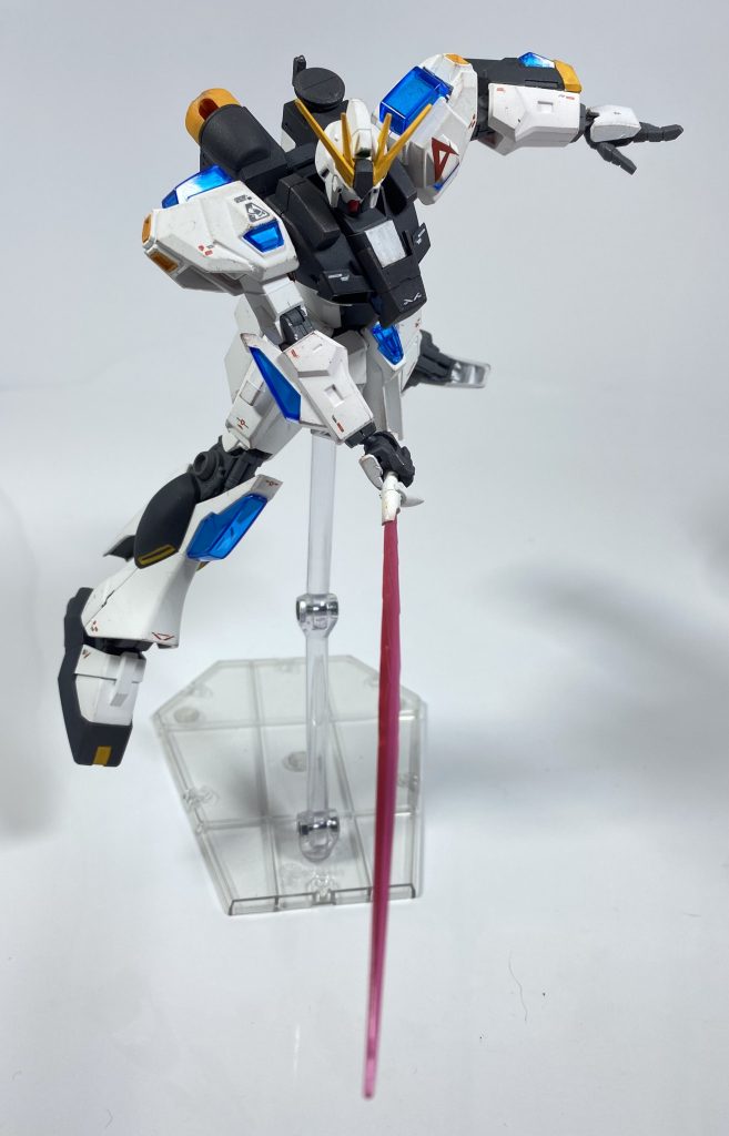 [カスタムビームサーベル]バックパックに搭載される近接用武装。本機の場合は腕の予備ビームサーベルはオミットされているため、プラフスキー・フィンファンネルを除けば唯一の近接武装となる。武装としてはνガンダムのものと同質であり、斬りかかる時にのみ刃を形成するオートパワーオン機能も実装されている。