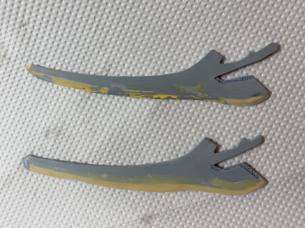 プラ板積層し、刃はパテをヤスりました。