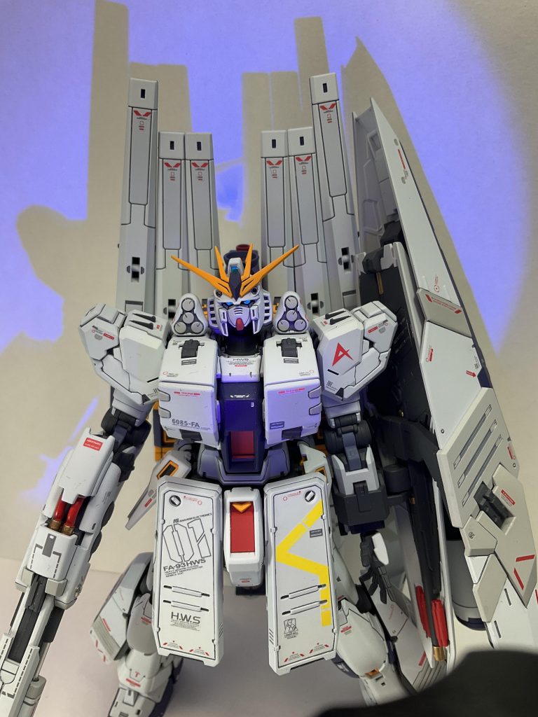 顔面アップ勿論ブラックライトで光りますさらに写真撮ってませんが目元、頭部センサー、武器センサー部にミラージュオーロラシール貼ってますクソ面倒ですが付属のシール貼るならミラージュオーロラシール張った方が数倍良い出来になりますね