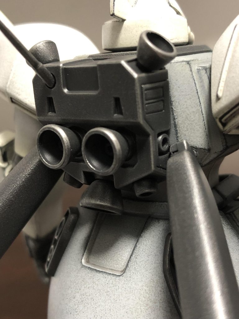 メカ部分の銀ドライブラシと質感塗装を施した装甲のコントラスト