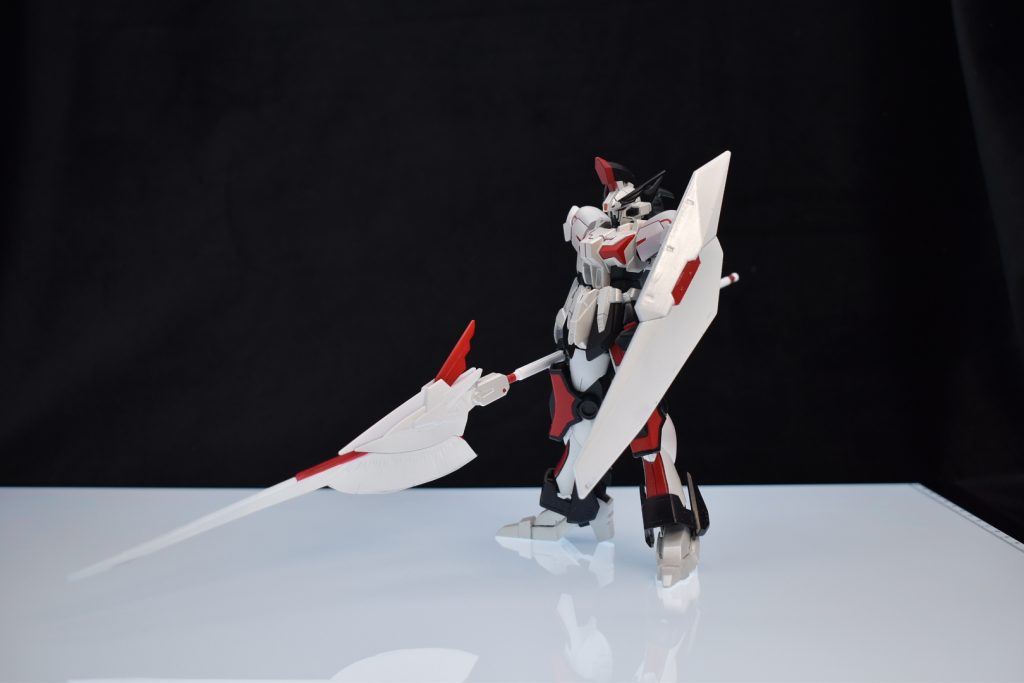 バインダーを外しシールドを装備すると、ウェーブのレッドミラージュver.3 の箱絵風に〜