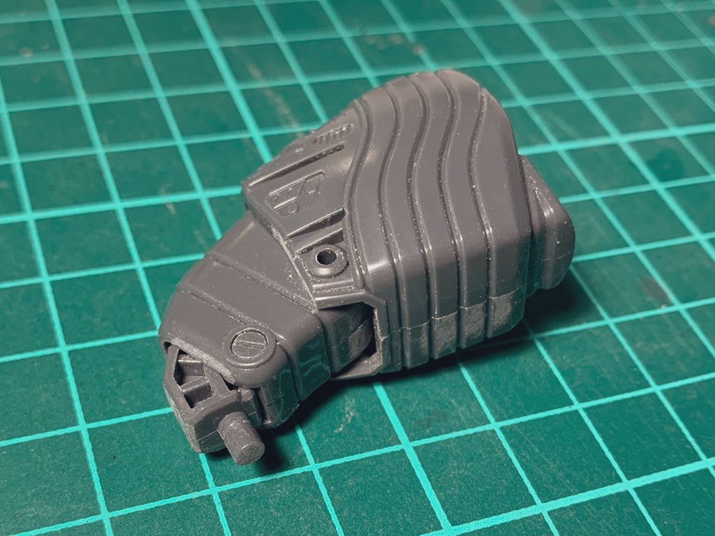 外装には一切合わせ目が出ない代わりに…なのか、関節部はかなり割り切った設計です。ジャバラの真ん中を突っ切るモナカを更にモナカで挟み込む構造。目立たないとは言え肉抜きもあります。