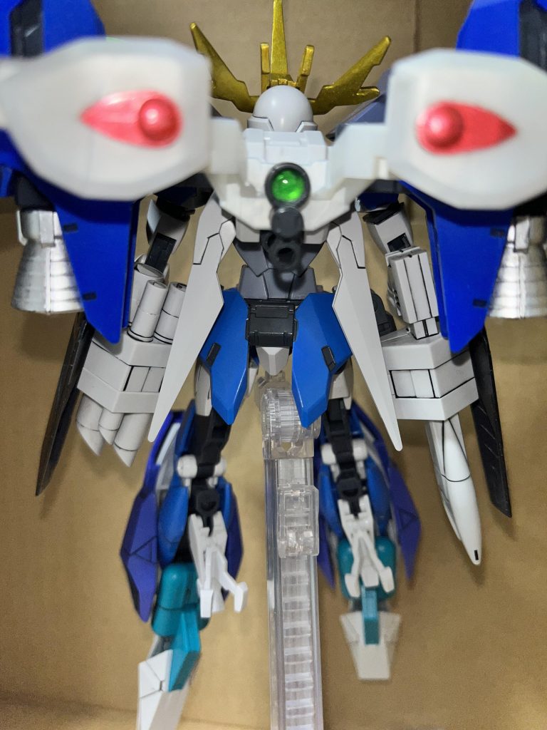 シールドを外した状態です。小型のGNドライブを装備し、アーマーを稼働させるためのエネルギー源としています。アーマー稼働用のためトランザムは使用する事は出来ません。