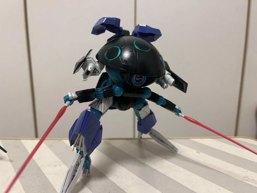 追加装備でウォドムポッド+に。やっぱり手に武器を持たせるとポージングにも幅がでますね! 後、背中の追加パーツの肉抜きが半端ないけど、特に直したりはねぇ、、