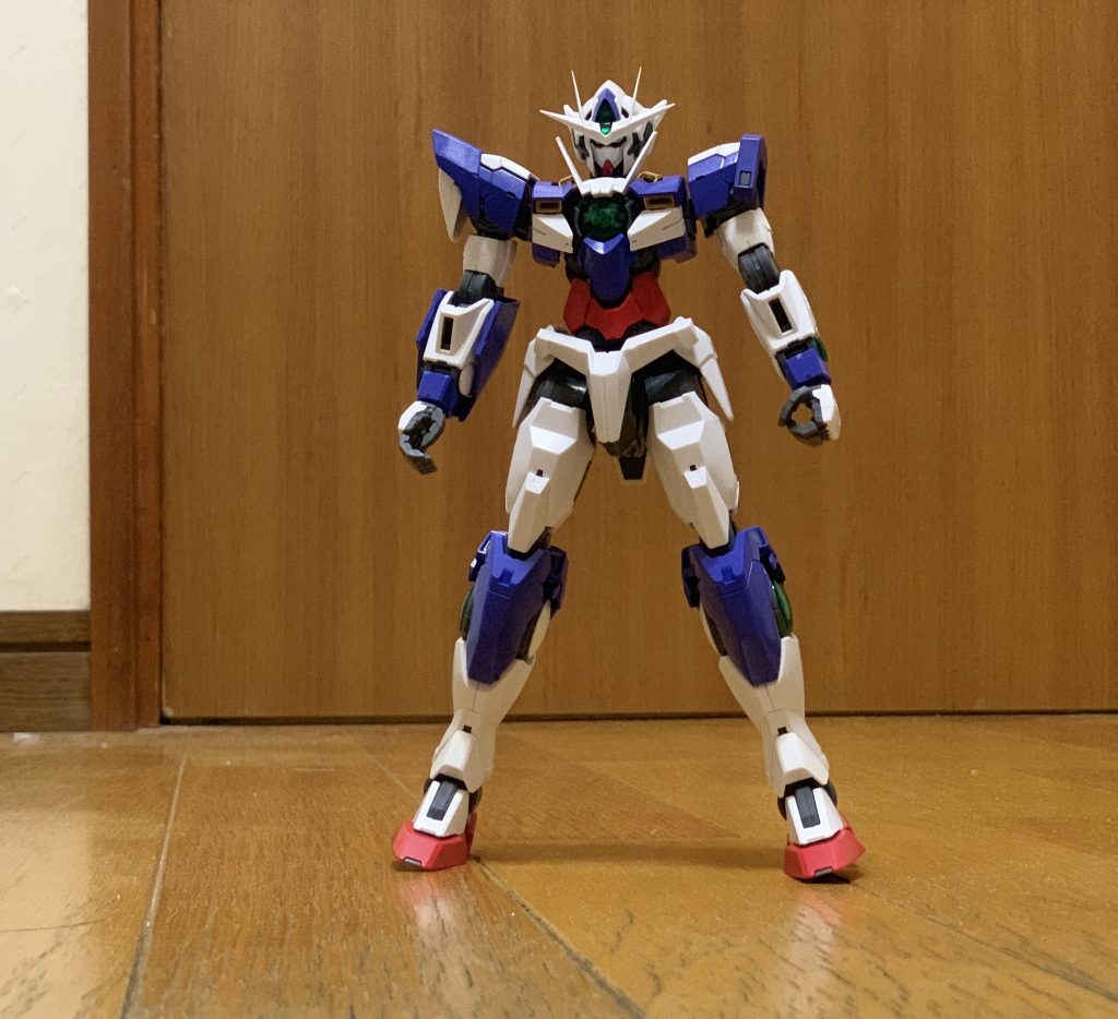 武器を装備しないと、けっこう細身のスタイルです。