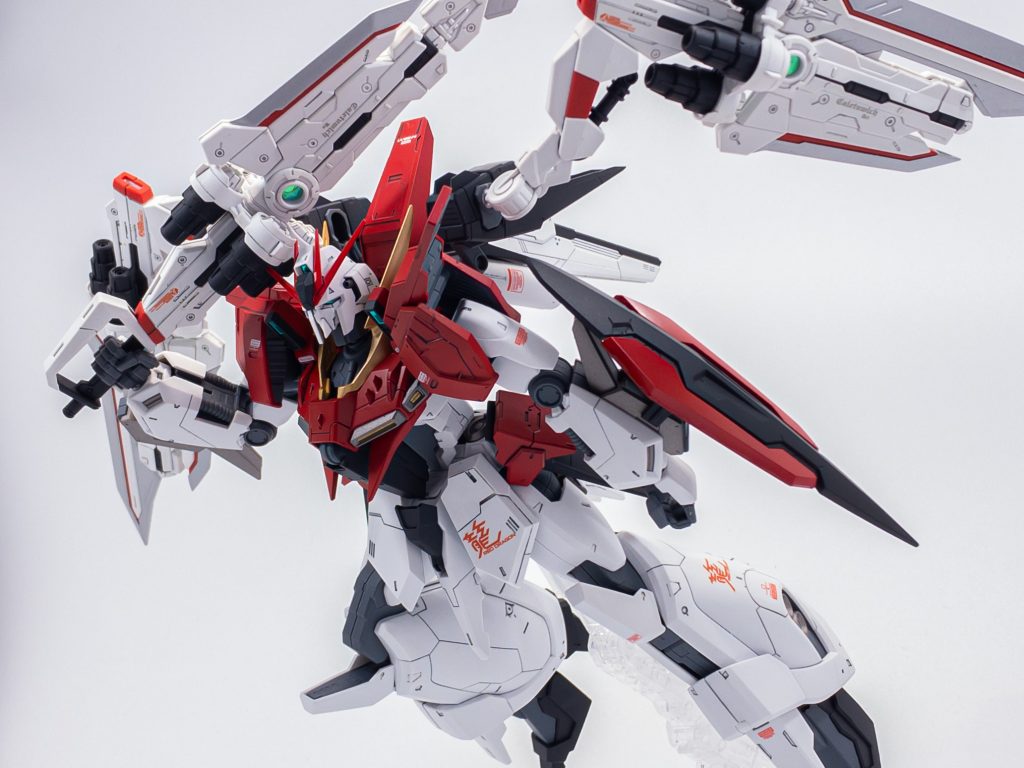 バックパックの2機のカレトヴルッフによって大気圏内での飛行能力を得た設定です。