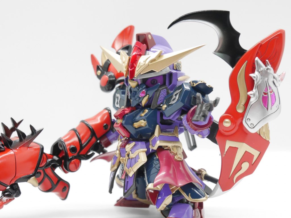 武器は巨大な右腕と背面の盾に黒魔神の力を送る事で形成される鎌。弱点は顔の洗脳マスクだ!