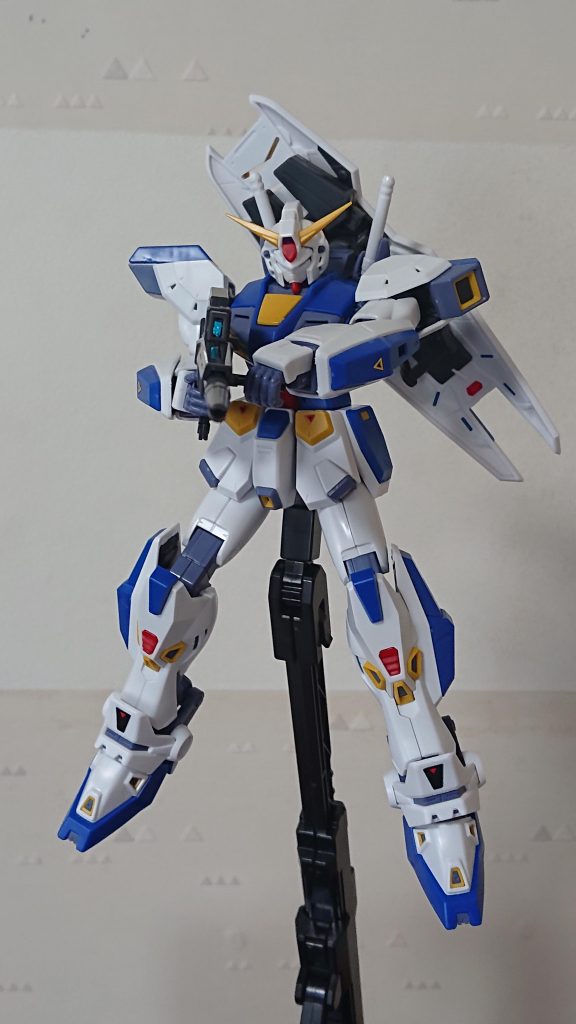 ビームライフルを正面に構えて。