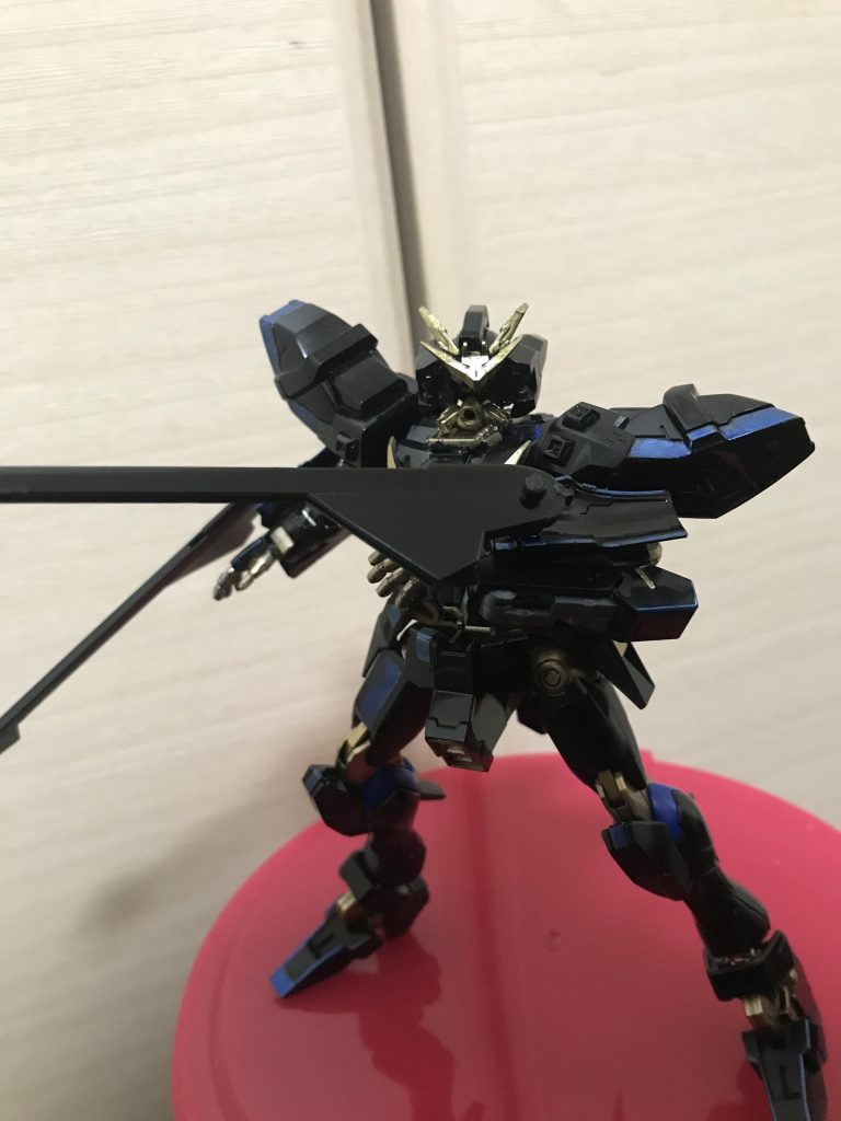 背中についてる隠者のパーツは腕に装着できます。ビーム刃をつけるのを忘れています足は運命、その他パーツはリブラスヘブンのパーツを使っています