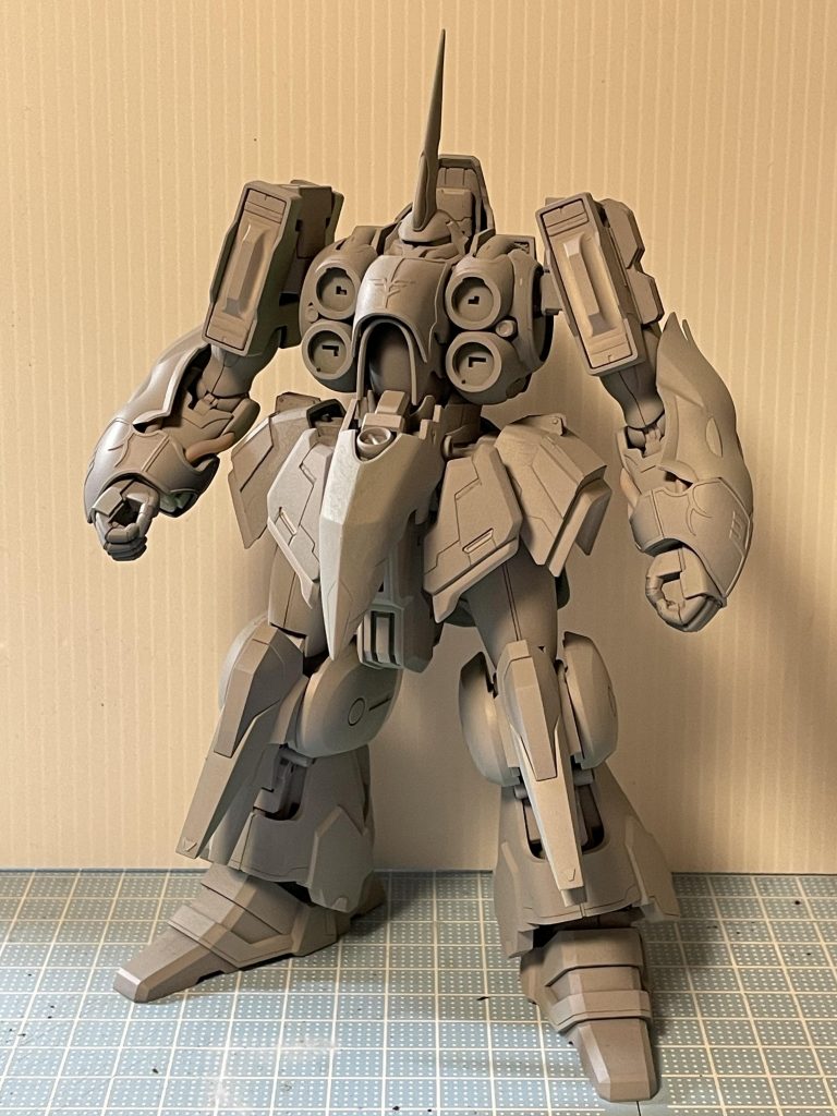 サフ吹き…最高です。結果的にいわゆる捨てサフになってしまいました。初めての捨てサフ。このあと、スジボリとかディテール追加とか。