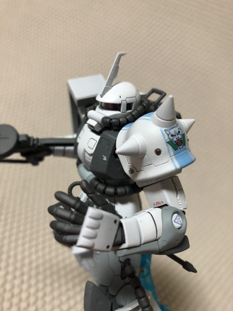 キット付属のシール？ではスパイク部分の曲面にうまく貼ることが出来なくブルーのラインを塗装、その上にオオカミの顔だけを切り取ったシールはりました。