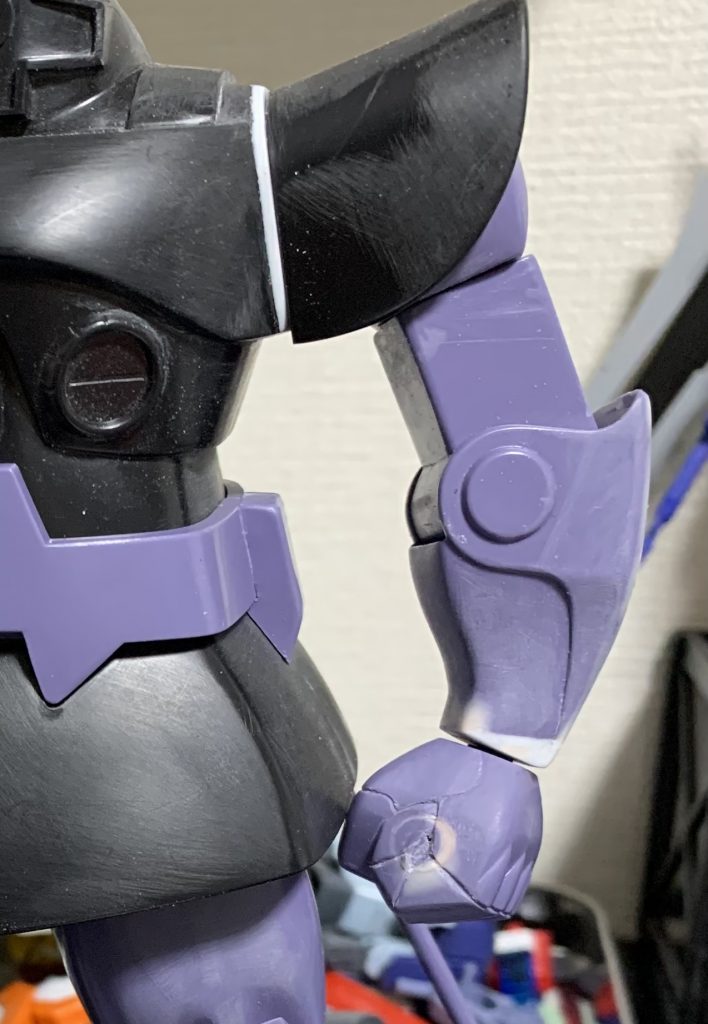 肩の付け根を斜めカット。少し怒り肩になります。下腕と手首の接続部も少し内側斜めに角度をつけて、素立ちが力強いイメージになります。手首の穴は適当なプラ棒と瞬着で埋めて、握り手のディテールを掘り込みました。手首だけ流用しようかとも考えたのですが、最近のキットの手首カチッとしすぎてて旧キットぽいゆるさが足りないんですよね。なので頑張って元パーツベースで彫りました。