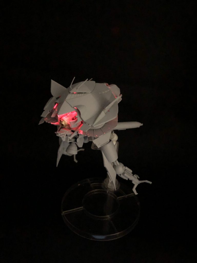 製作手記今回はヒロッコさん主催の「一ヶ月戦争vol4」お題キット「1/550ビグロ」を使って以前作った「ビグロdeビグ・ザム」のリニューアルをしました☆一年半程度前に作った作例ですけどだいぶ荒いなと思っていたので作り直しだけじゃなんなのでビグロとビグ・ザムを両立させてみました☆画像はサフェーサー時にミライトってLEDランプ入れて撮影したもの。完成撮影時にどうも電池が弱ったのか光不足で目立たなかったので入れました。「パワーダウンだと?!」今回長らく考えていたエアブラシも導入してわりと良い物出来てよかった♡