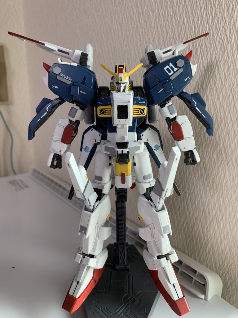 デカールは適当に余った物を使ってます。あまり貼りすぎず程々を意識しました。また、各所にグレーや青で差し色を追加しています。上半身だけ盛り過ぎて下半身とのバランスが取れなくなったので、装甲を後から作成したりと四苦八苦したのはいい思い出です(´ཀ`」 ∠)