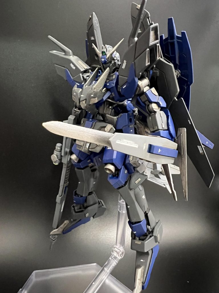 GR-Es02...ワイヤークローシュヴァルベグレイズ時からの兵装。近〜中距離の牽制や捕縛が目的の兵装。JETs-02c...重絶刃テイワズ本部『歳星』から送られたフレーム素材を超高密度で加工した刃を持つ剣型兵装。簡易シールドの役割も兼ねている。