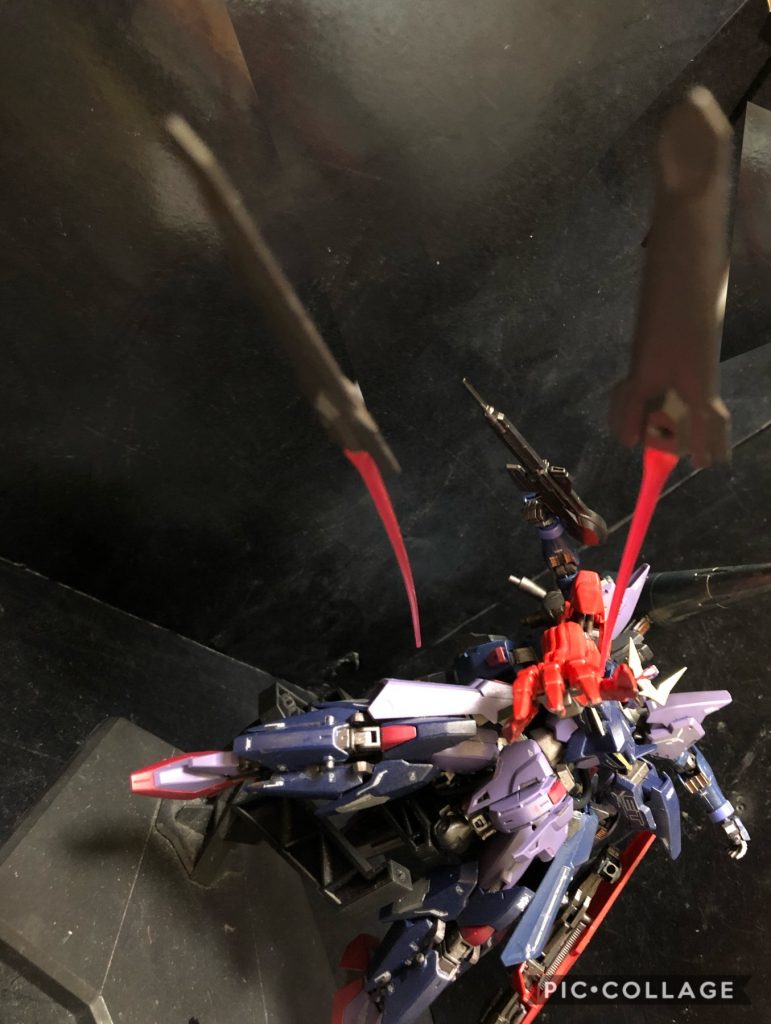 カザミ「来た!ドラグーンか!」ヒロト「本体は任せろ!」oyz「フフフ、ミーティアアーマーで遠距離から本体を攻撃し、ドラグーンへの操作を阻害するつもりか。だが!」ヒロト「ミーティアユニット、エリナケウス対艦ミサイル全ハッチ展開...。」カザミ「頼んだぜヒロト!」ヒロト「発射!」oyz「フフ、なるほど。立て続けにミサイルで攻撃し、その弾幕で視界も封じるという訳か。流石はヒロト君。常に冷静に戦況を判断出来るとはね。」ヒロト「.....。」oyz「フフ....。知れば誰もが望むだろう、君のようになりたいと!君のようで在りたいと!」カザミ「ドラグーンの攻撃が止まねえ!?」ヒロト「突っ込みすぎるな、カザミ!」oyz「故に許されない。君という存在を!」ヒロト「カザミ!!遠隔でハイパーデストランスが来るぞ!?アレに貫かれたら終わりだ!!」カザミ「やべえ!うおお!?」oyz「ハハハハ!」ヒロト「!!避けろ!!」カザミ「ヤバかった、今のはヤバかった!助かったぜヒロト!」ヒロト「一旦戻れ!カザミ!」カザミ「おう!」oyz「フフフ、もう少しでデストランスに貫かれる所だったね、カザミくん。フフ.....ここで幕引きはあまりにも呆気ない。もっと楽しまねばね。」ーーーーーーーーーーーーーーーー・ドラグーンユニット合計8門で構成され、遠隔操作にて攻撃する。エネルギーは本体から補充される為に撃てるビームは数発だが、まともに直撃すればMSを破壊する事は造作もない。またそれ自体にも殺傷力があり、ファングとしての使用も可能。・遠隔ハイパーデストランス GN-XⅢのGNランスを更に大型化させたような形状をしたランス。一振りで発生させる風は、MSを吹き飛ばす程の威力がある。今回は遠隔操作出来る様になっており、レジェンドガンダムのビームランスの様に直接攻撃をする事が可能。ビームバルカンも内蔵されている為、ドラグーンとしても機能する。補助バーニアが4機搭載され、本体の推力補助として使用も出来る。