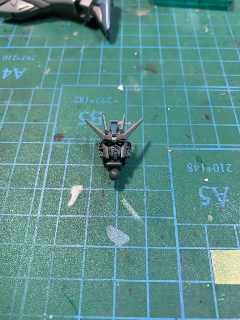 フェイスは合わせ目消しを行いサイドにプラ板でディテールアップ