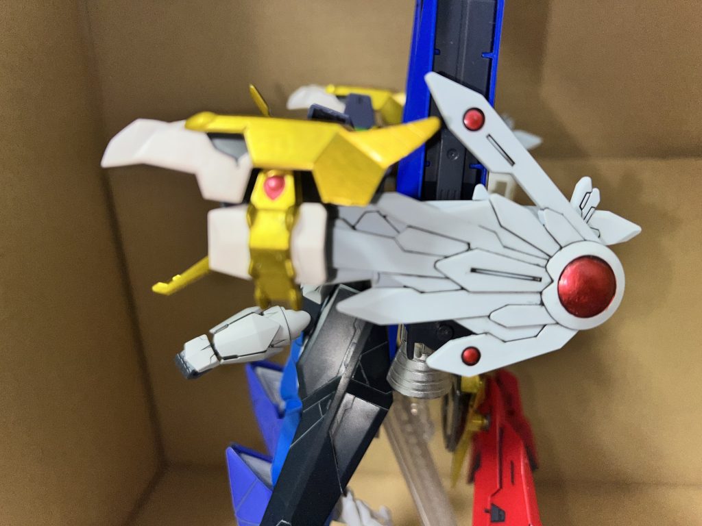 横から見るとこうなっています。ソード部分が回転して短くなったところにかぶさっています。