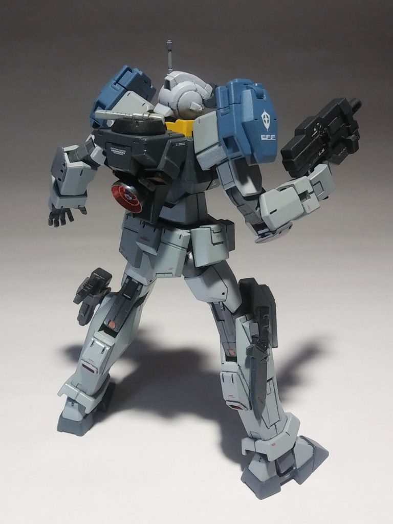 ライフルの他にサブマシンガンを腰後ろにマウント、左足にはハンドガン、右足にはダガーナイフを装備。バックパックのスラスターを大型化、ふくらはぎにサブスラスターを追加。地味に近接戦闘用の肘当てを追加しています。