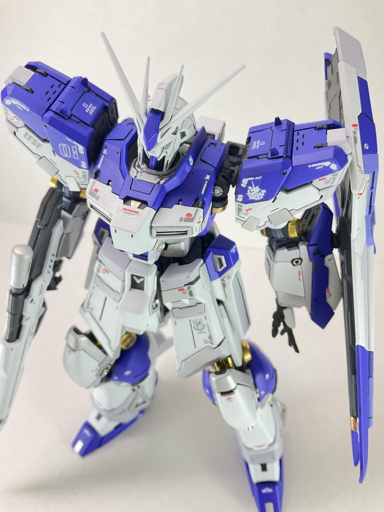 肩関節にエッジングパーツを追加更にハッチの上部や胸部のフレームがチラ見えする部分など部分塗装最近ハマってる4アーティストマーカーですタミヤのエナメル塗料よりギラつきが強くてお気に入りただ拭き取る際に粒子が残りまくるのでエナメルとはいえはみ出し厳禁…