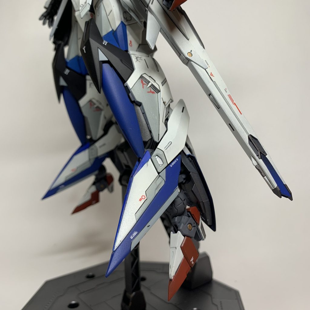 小さな足が目立つようカバー（？）と別カラーに塗り分け。