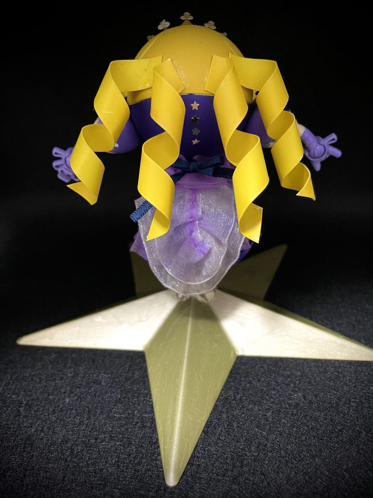 100均のリボンで作ったスカートは漂白剤で色を抜いたりして、濃淡の差をつけています。