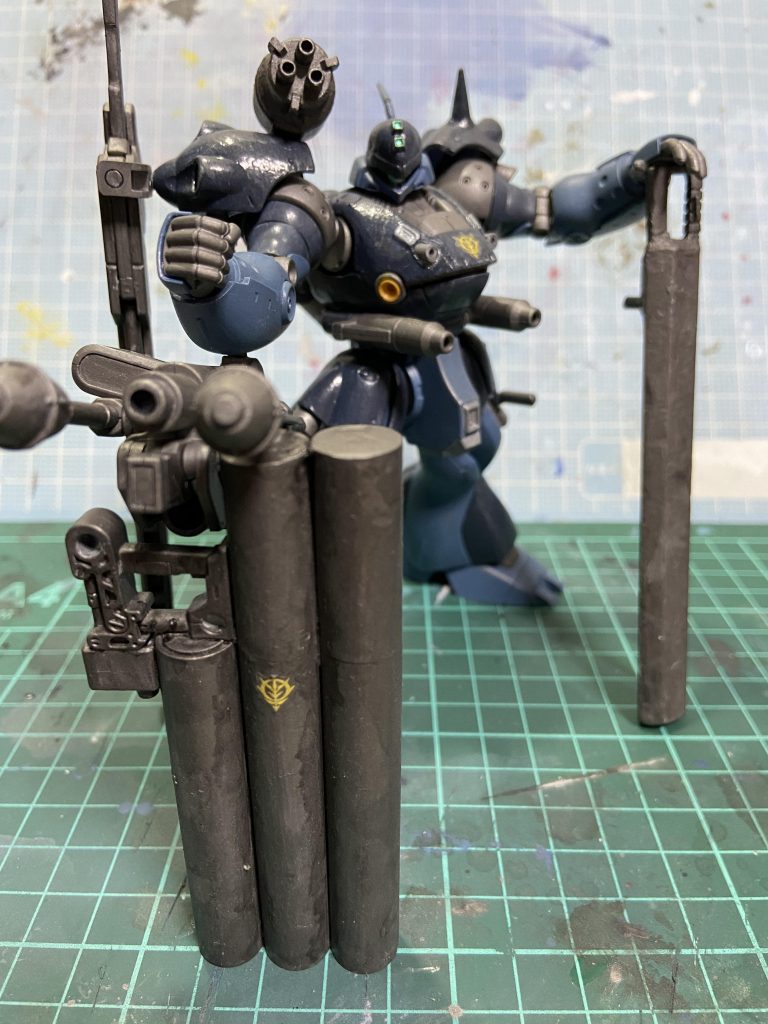 以下武装解説を含む。360mm試作カノンはYMS-16Mザメルと同時に実験的に開発された兵装。MS用ハンドキャノンとして運用されるはずだったが、稼働フレームの欠損、反動の負荷などによりハリボテと化してしまった。代用としてベース機から運用されているシュツルム・ファウストを2艇装備。3連装防盾無反動砲は、MSM-04Gジュアッグのデータから3連装の通常弾頭を射出できる。また、強度の高いルナ・チタニウム製の素材を使用しており、防御面に置いても効果が期待できる。試作ソードメイスは対MS、戦艦、建造物等に打撃を与える斬撃兼打突実体兵器。特殊なレアメタルを使用しており、MSをフレームごと断絶することができる。3連装マルチランチャーは右肩部に装備されており、スパーク弾、スモーク弾、ジャミング弾、トリモチ弾、ビーム攪乱弾など任務に応じて、多様な攪乱、妨害が可能である。