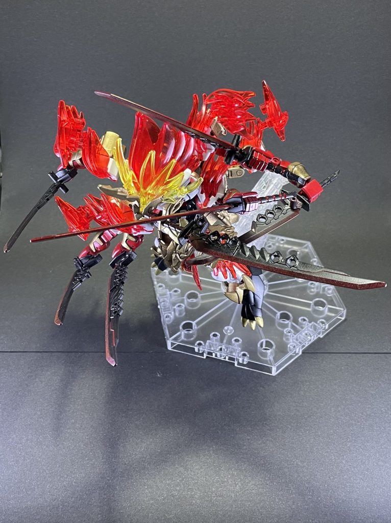 素体の色合いをそのまんま使いたくて色変更はしませんでした白パーツはクレオスホワイト赤パーツはクレオスメタリックレッド黒パーツはクレオスブラック赤クリアパーツはクレオスクリアーレッド金部分はクレオスエナメルゴールド筆塗り墨入れはタミヤの墨入れブラックです