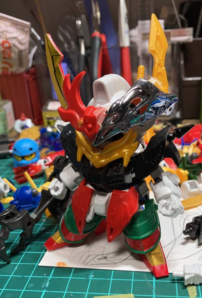 ラフです。構想を元にそれっぽいパーツを貼り付けていきます。