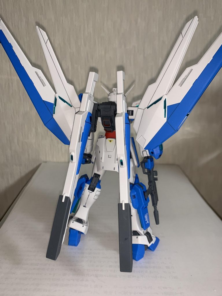 腰部逆三角も膝と同じにしています。また、バックパックのスラスターはSEED系を意識して、縁の裏側を赤く塗っています。