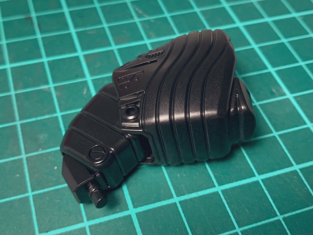 しかも素材はABS。割れてしまわないように手順を踏みつつ、下地塗装までひとつひとつ処理しながら組みます。地味にしんどい…