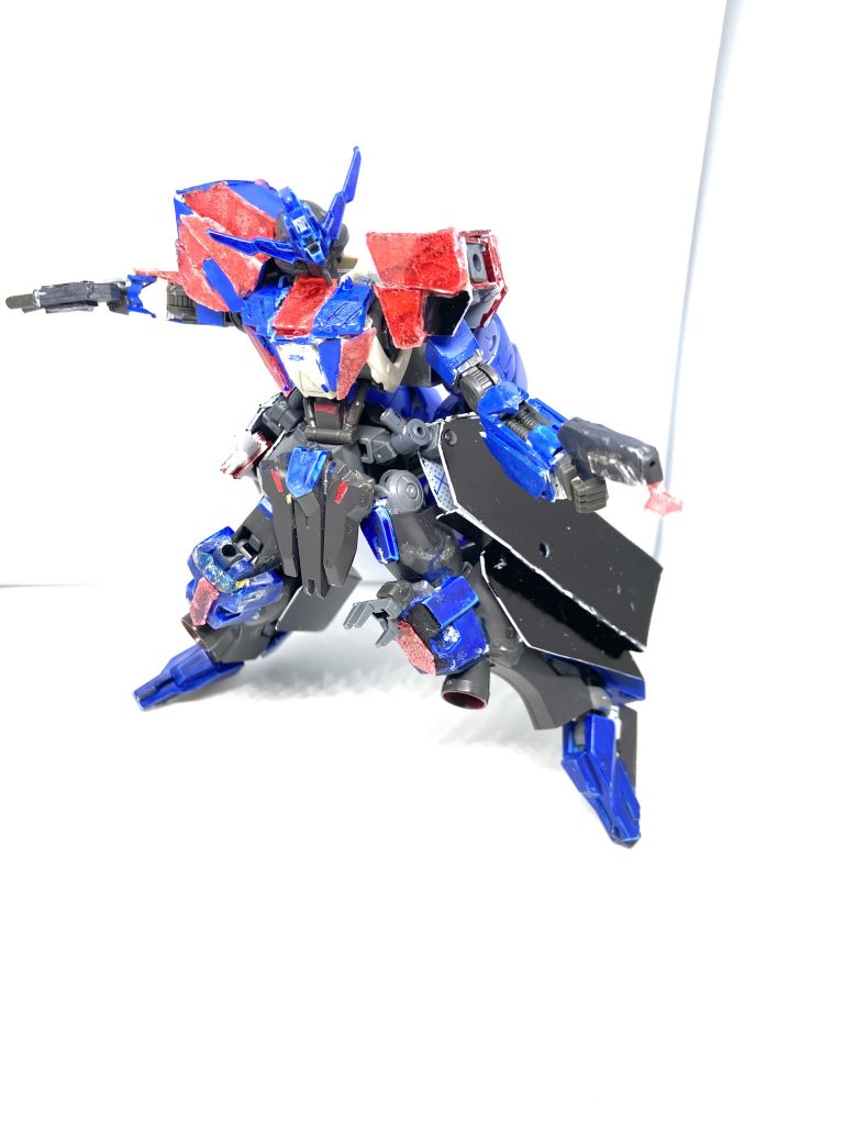 武装解説ハンドガン及びサブマシンガン実弾兵装のハンドガンとビーム兵装のサブマシンガンの二丁拳銃単発の威力が高いハンドガン、連射性の優れるサブマシンガンを使い分け戦う、銃先端にビーム刃を発生させ鍔迫り合いを起こすことが可能となっている。