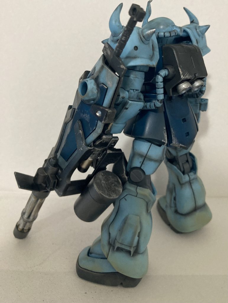 ウェザリングは参考動画通り「ウェザリングマスター」と「リアルタッチマーカー」を使ってます。また外装の一部と武装については、チタンシルバーをドライブラシにて塗装剥げを演出しました。この辺のテクニックは全て前述の動画準拠です。