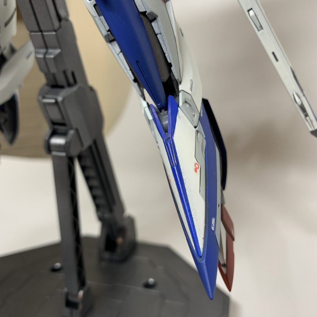 飛行形態変形時のデザインをイメージしてスジ彫り塗り分けしましたが、塗装が傷みそうなので変形させてません…