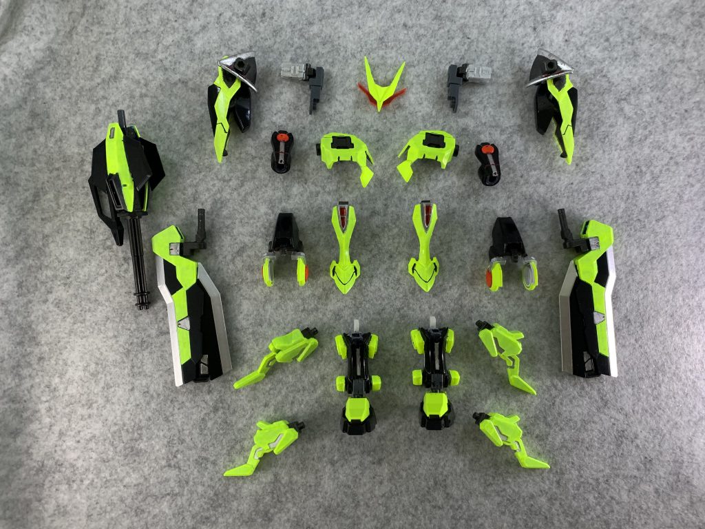 アーマー分解状態です。塗装のムラが激しく、一部塗装ハゲも…(´・ω・`)