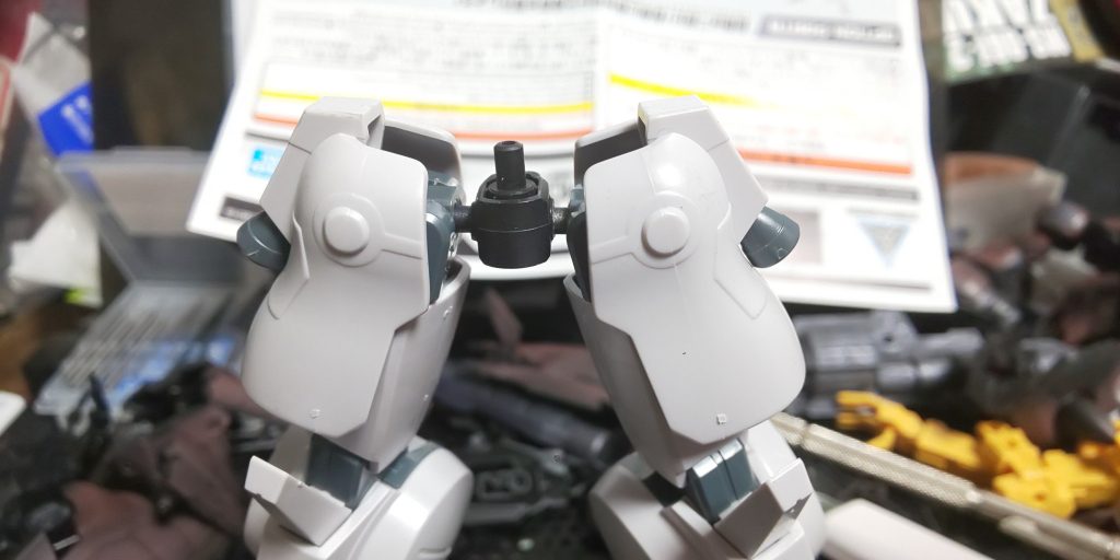 股関節はボールジョイントを廃し、プラ棒を軸打ちして加工。