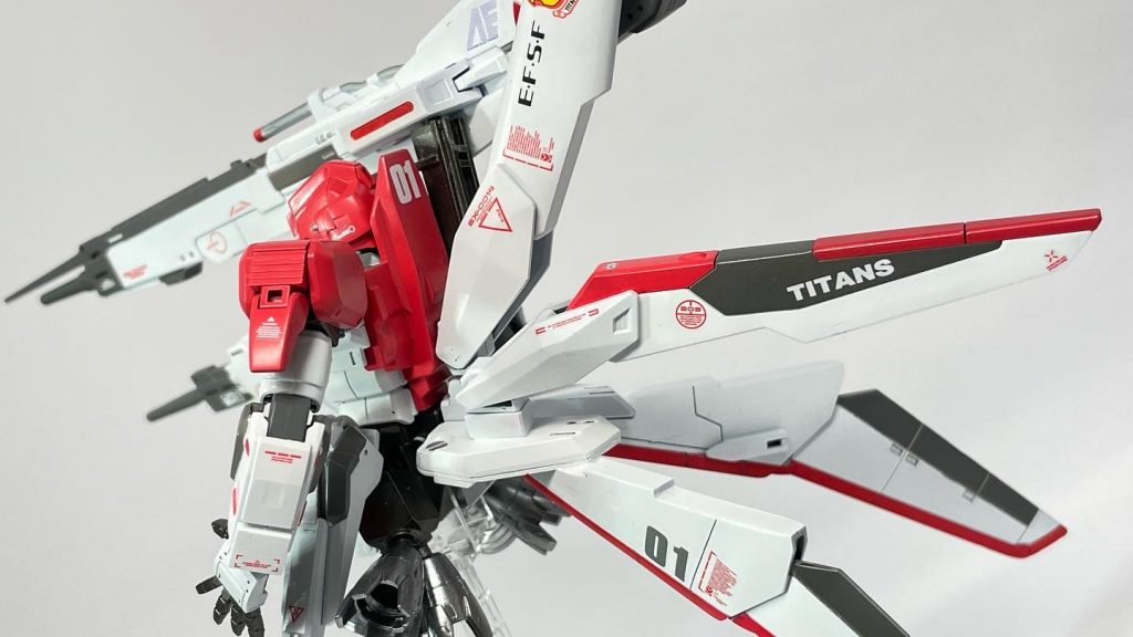 背面です。ゼータプラスのウイングを向きを変えて取り付けています。一部、Zガンダムからの流用もあります。ティターンズ仕様になっていますが、特に意味はありません。