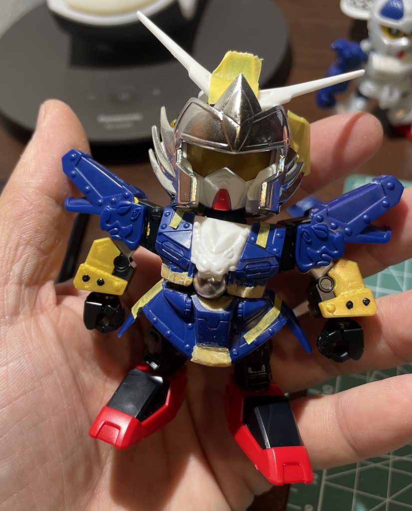 仮組み中。ベースはレジェンドの武者ガンダム。兜だけはレジェンドの烈光ガンダムからいただきました。ちょっと贅沢‥フロントスカートと腕の凹凸も武者ガンダムからいただきました。